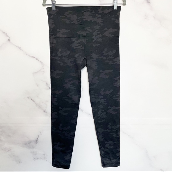 SPANX Look at Me Now Seamless Cropped Leggings in Black Camo - Picture 9 of 13